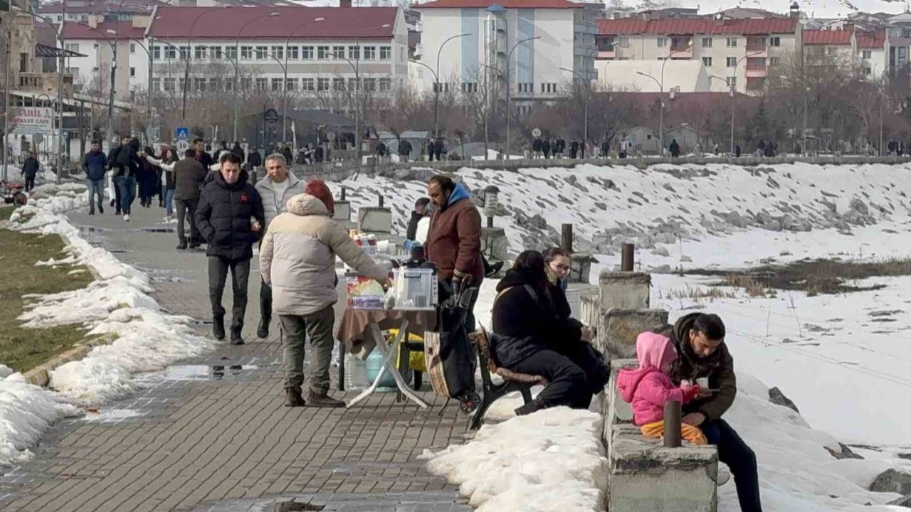 Tatvan’da bahar havası: Van Gölü Sahili’nde yoğunluk