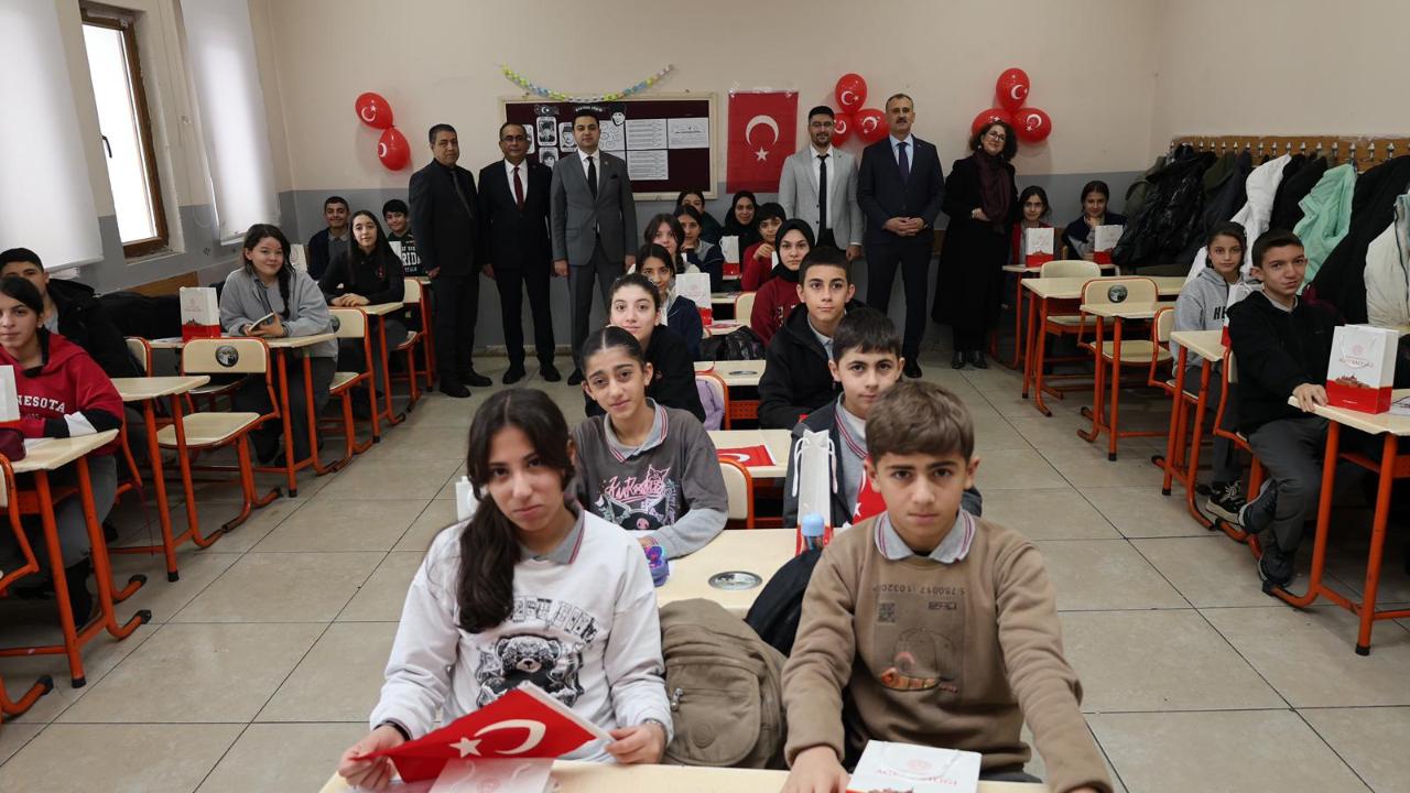 Vali Bozkurt: Bayrak, Birlik ve Beraberliğimizin Simgesidir