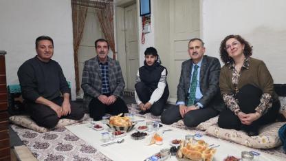 Vali Bozkurt çifti Ramazan’da her gün bir aileyle iftar yapıyor