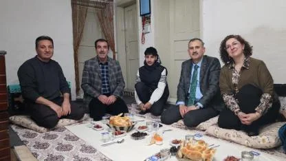 Vali Bozkurt çifti Ramazan’da her gün bir aileyle iftar yapıyor