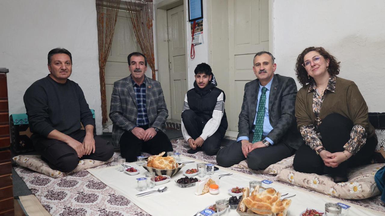 Vali Bozkurt çifti Ramazan’da her gün bir aileyle iftar yapıyor