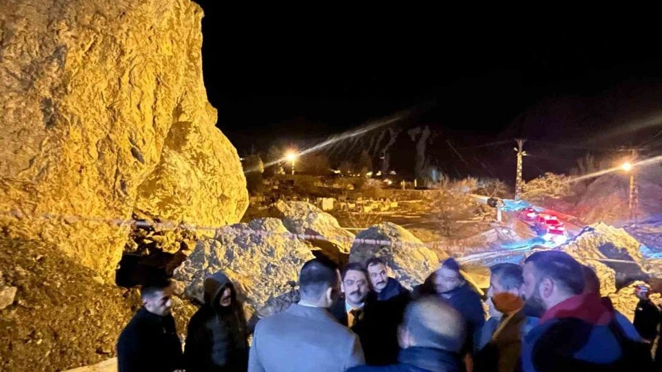 Vali yardımcıları dev kayaların düştüğü bölgede inceleme yaptı