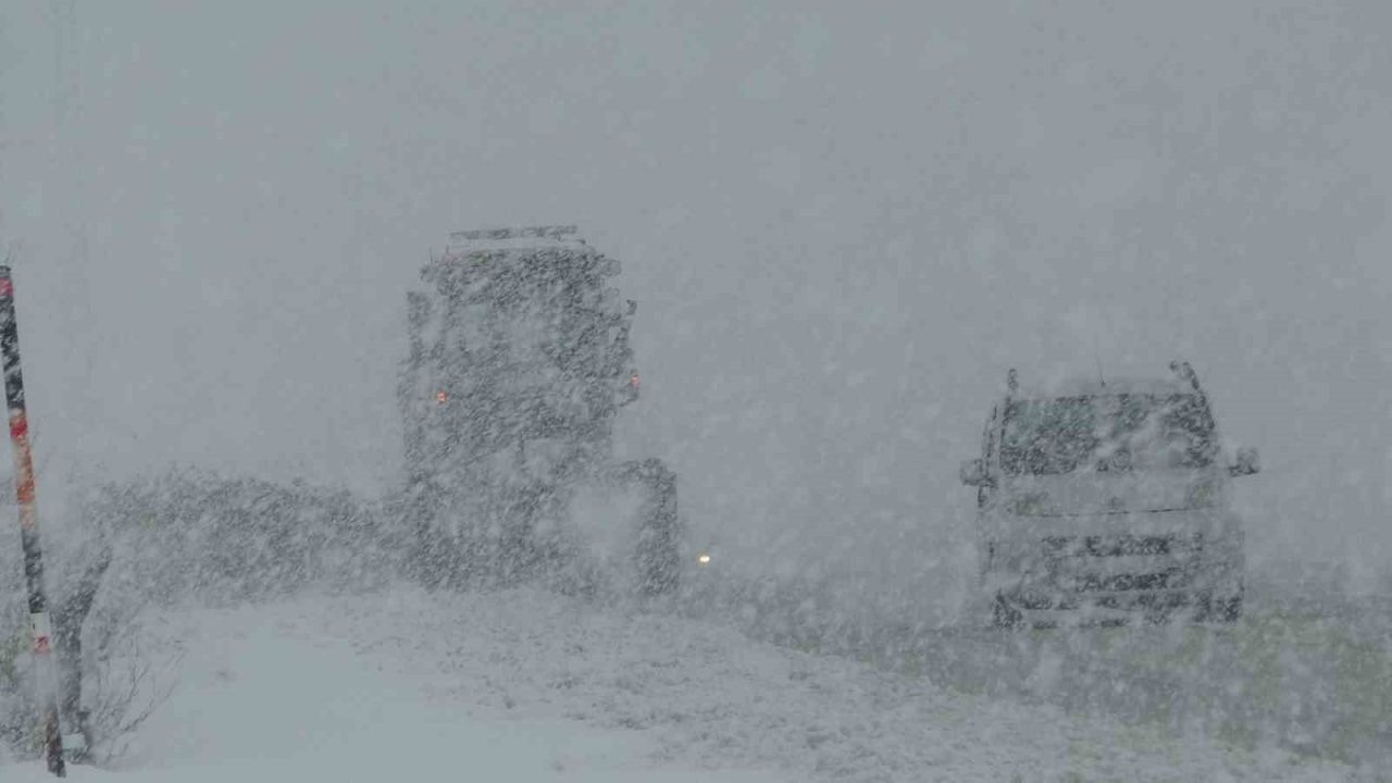 Van Kurubaş'ta yoğun sis ve kar yağışı