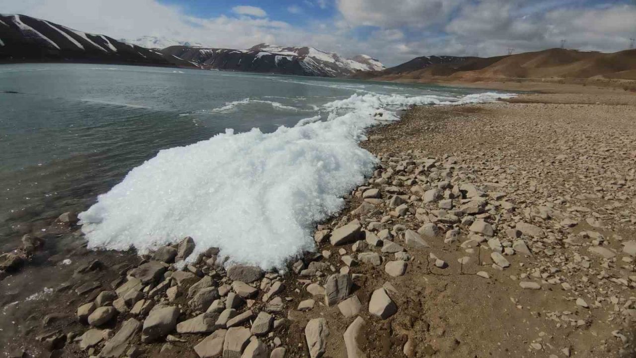 Van’da baraj gölünde donan dalgalar görsel şölen sundu