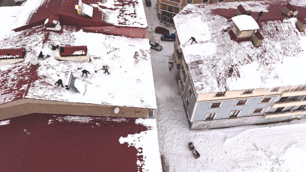 Van'da çatılardaki kar temizliği devam ediyor