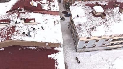 Van'da çatılardaki kar temizliği devam ediyor