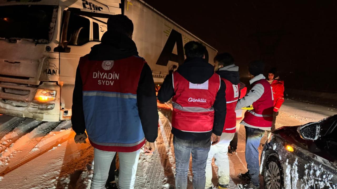 Yoğun kar yağışı Diyadin İpek Geçidi’nde trafiği durdurdu