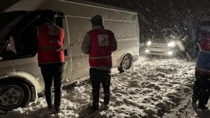 Yoğun kar yağışı Diyadin İpek Geçidi’nde trafiği durdurdu