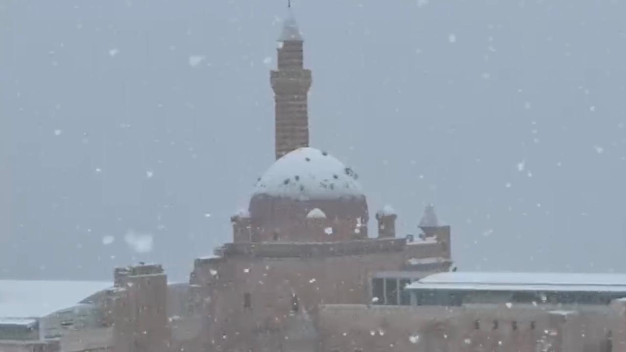 Yoğun kar yağışı tarihi sarayda eşsiz manzaralar oluşturdu (Videolu Haber)