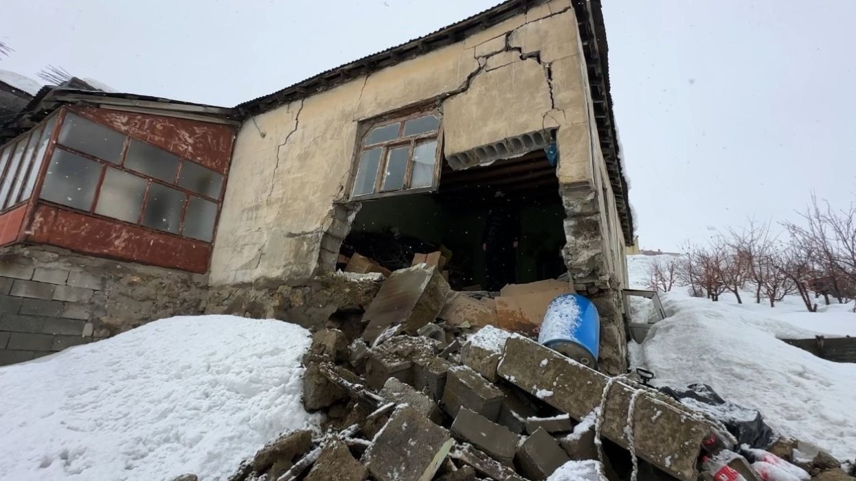 Yüksekova’da bir evin duvarı yıkıldı: "Deprem oluyor sandım"