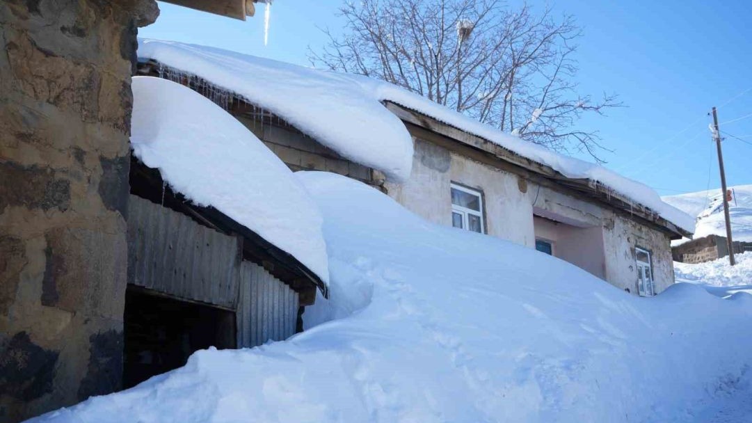 1800 rakımlı köy kara gömüldü: Evler kar altında, ulaşım tünellerle sağlanıyor