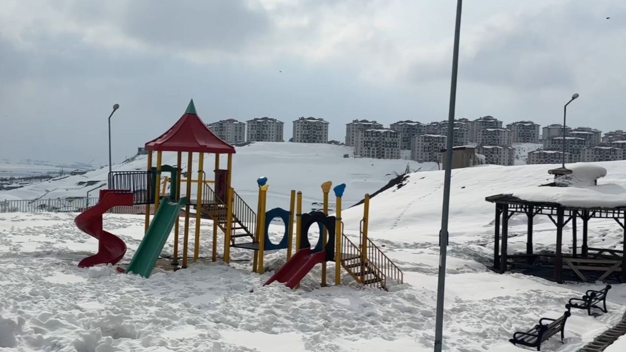 40 kilometre arayla iki mevsim: Yüksekova’da kar, Esendere’de bahar mesaisi