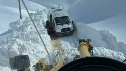 Ağrı’da mahsur kalan hasta kurtarıldı