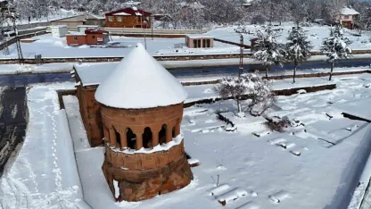 Ahlat’ta kar yağışı, tarih beyaza büründü