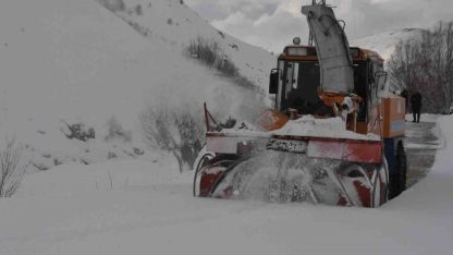 6,5 metrelik kar yağışına rağmen 20 bin kilometre yol açıldı