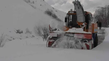 6,5 metrelik kar yağışına rağmen 20 bin kilometre yol açıldı