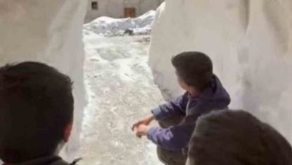 Bahçesaraylılar açtıkları kar tünelleriyle günlük hayatlarını sürdürüyor