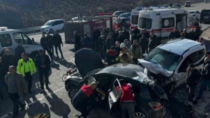 Otomobil ile hafif ticari aracın karıştığı kazada 2 kişi hayatını kaybetti, 3 kişi yaralandı