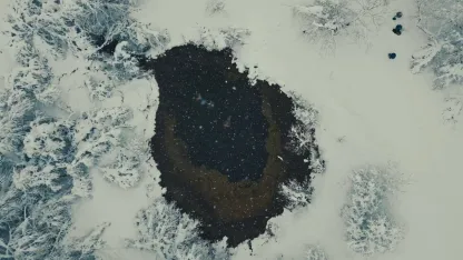 Erzincan'da muhteşem manzarada üç arkadaş kar yağışı altında gölette yüzdü