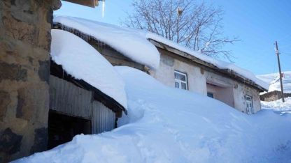 1800 rakımlı köy kara gömüldü: Evler kar altında, ulaşım tünellerle sağlanıyor