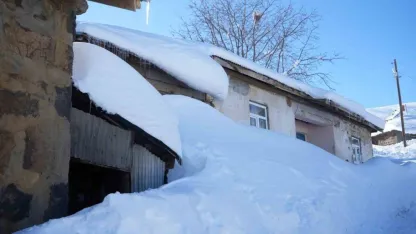 1800 rakımlı köy kara gömüldü: Evler kar altında, ulaşım tünellerle sağlanıyor