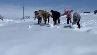 Patnos'ta kar yağışı sonrası, çocuklar doyasıya eğlendi