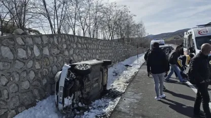 İstinat duvarına çarpan otomobil devrildi: 5 yaralı
