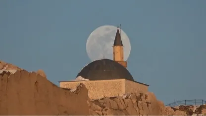 Van’da tarih ile dolunayın buluşması görsel şölen sundu