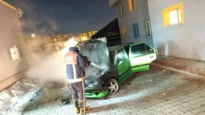 Van’da park halindeki otomobil yandı