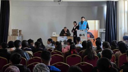 Çaldıran’da gençlik huzura koşuyor: Kitaplar müftülükten gayret gençlerden