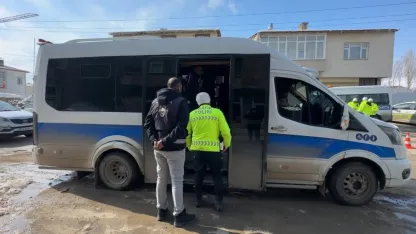 Yüksekova’da yolcu minibüsleri denetlendi