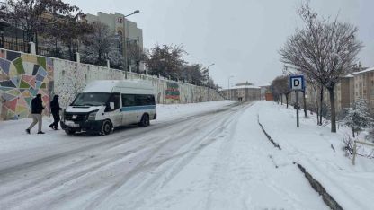 Van’da mart ayı kapıdan baktırdı: Kar yağışı ulaşımı durdurdu