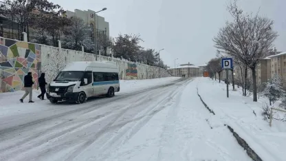Van’da mart ayı kapıdan baktırdı: Kar yağışı ulaşımı durdurdu
