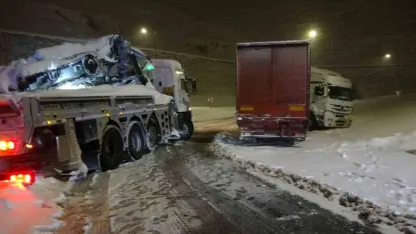 Bitlis’te yoğun kar yağışı ,kazaları da beraberinde getirdi