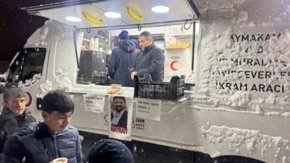 Van Muradiye’de teravih sonrası lokma ikramı