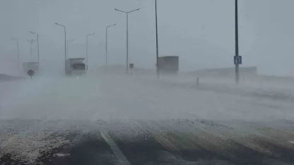 Güzeldere Geçidi’nde tipi trafiği olumsuz etkiliyor