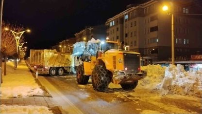 Bitlis’te kaldırımlardaki karlar kamyonlarla taşınıyor