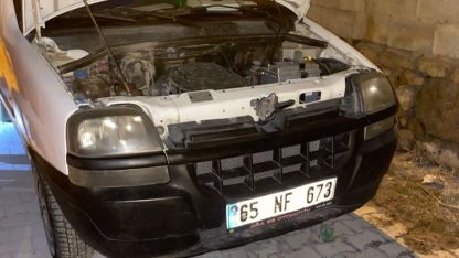 Van’ın Edremit ilçesinde park halindeki kamyonetin motoru yandı