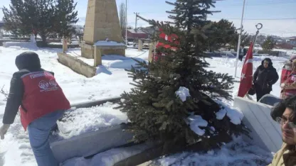 Ardahan'da karla kaplanan şehitlikte temizlik yaptılar