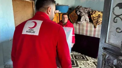 Türk Kızılayı Muradiye gönüllüleri, yalnız yaşayan yaşlı bir vatandaşa buzdolabı desteğinde bulundu