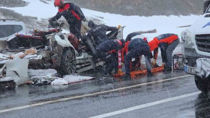 Van - Bitlis yolundaki feci kazada karı koca hayatını kaybetti