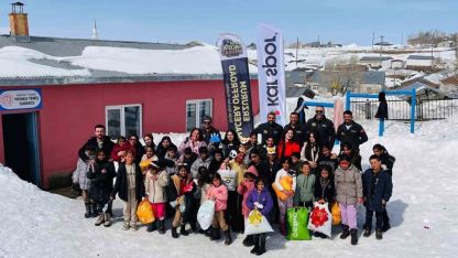Kar tünellerinden geçerek zorlu yolları aştılar, kış şartlarında 2 bin 700 rakımlı köyde minik yürekleri ısıttılar