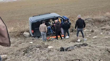 Erciş-Adilcevaz karayolunda araç takla attı: 1 kişi yaralandı