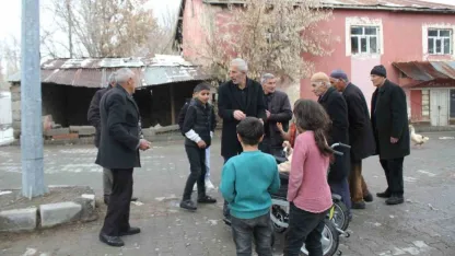 Polis memurunun hediyeleri engelli gencin yüzünü güldürdü