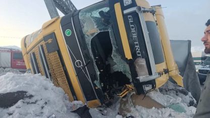Bitlis’te iki tır devrildi, 1 kişi yaralandı