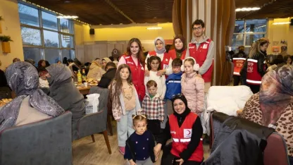 Erzurum'da Kızılay Kadın’dan anlamlı iftar: Yetimler unutulmadı