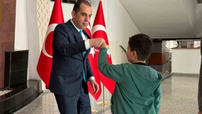 Vali Taşolar bayram geleneğini sürdürdü, çocuklara harçlık verdi