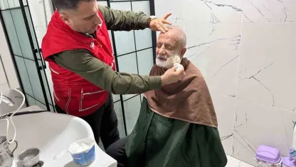 Türk Kızılay Muradiye Şube başkanından yaşlılara kuaför hizmeti