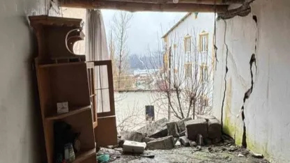 Aşırı yağışlara dayanamayan ev çöktü