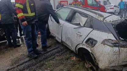 Şarampole Yuvarlanan araç kaza yaptı: 4 yaralı